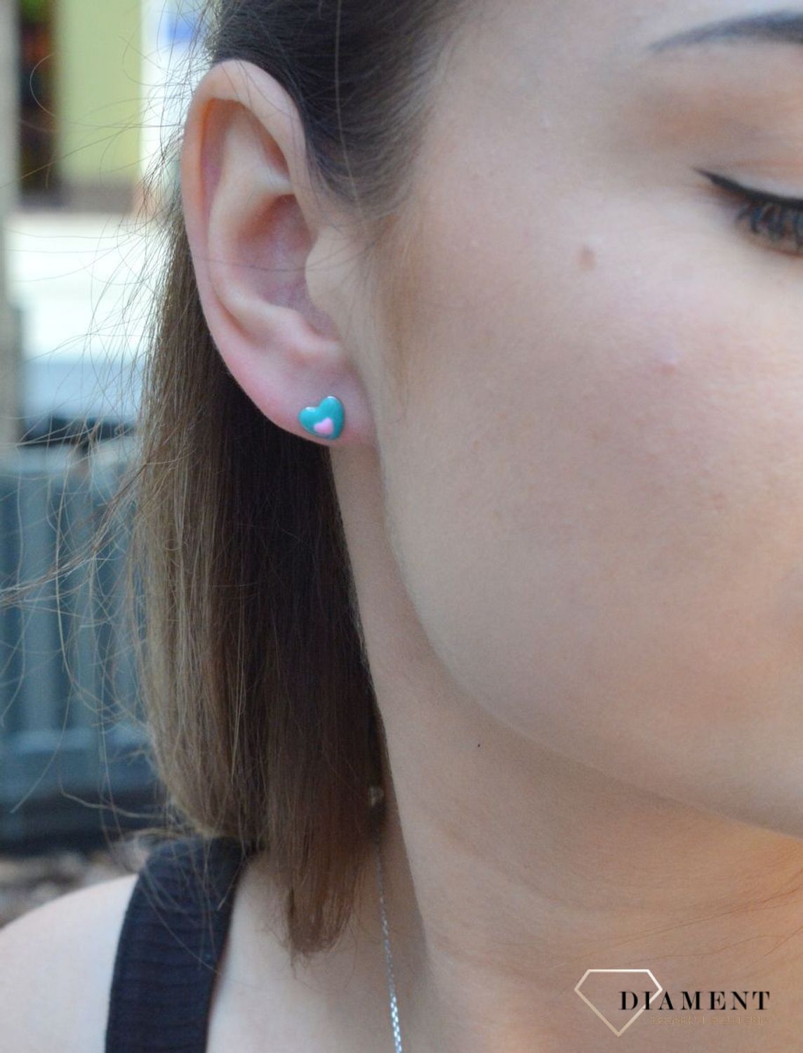 Kolczyki srebrne dla dziewczynki Urocze serduszka DIA-KLC-6624-925. Kolczyki srebrne wkrętki dla dzieci. Kolczyki srebrne serca. Kolczyki srebrne dla dziewczynki. Kolczyki z kolorową emalią. Kolczyki dla dziewczynki na prezent.jpg