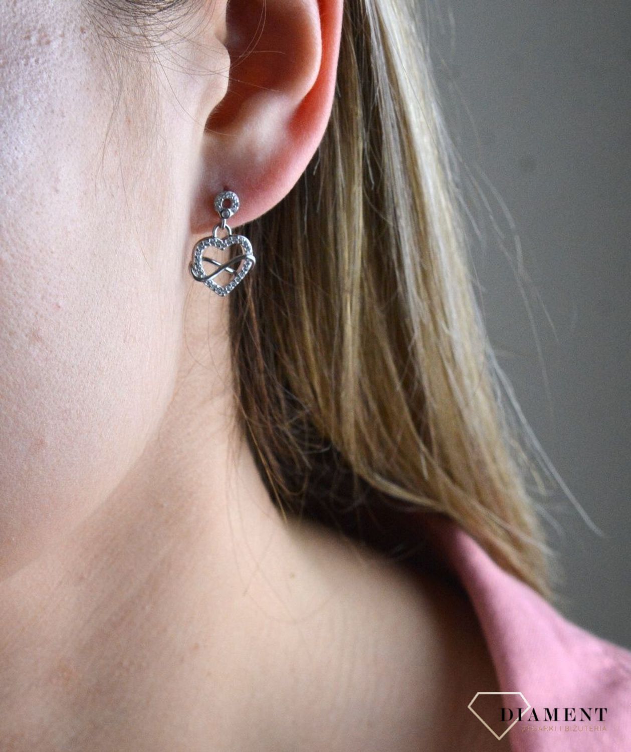 Srebrne kolczyki w kształcie serduszka ze znakiem nieskończoności DIA-KLC-6627-925.  Kolczyki serduszka zostały ozdobione cyrkonią. Kolczyki te symbolizują symbol miłość, szczęścia, natchnienia oraz piękna. Oryginalne kolczyki.jpg