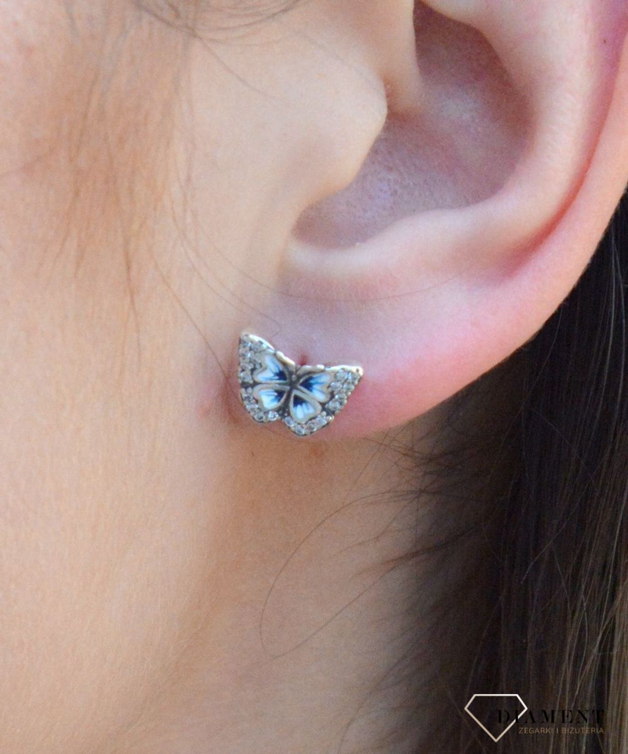 Kolczyki srebrne wkrętki Urocze motylki  DIA-KLC-6628-925. Kolczyki damskie srebrne wkrętki. Kolczyki dziecięce srebrne. Motylki srebrne kolczyki. Kolczyki srebrne z cyrkoniami i emalią. Kolczyki srebrne idealne na prezent..jpg