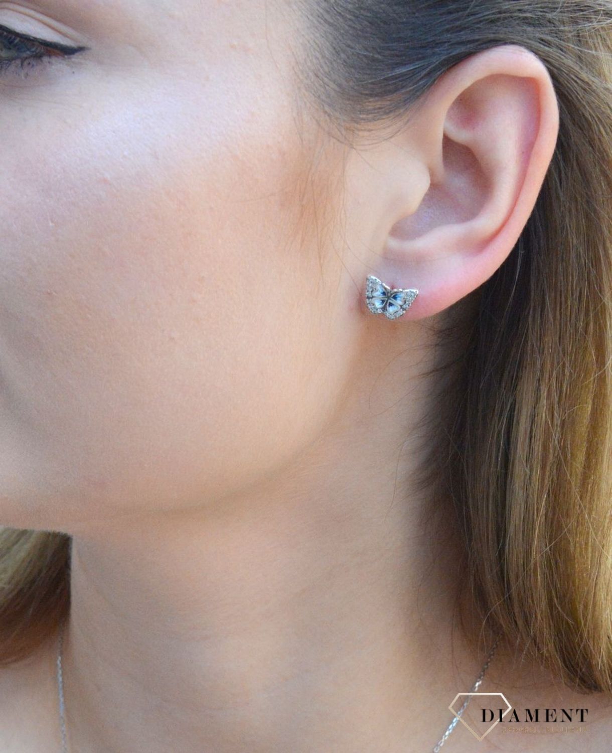 Kolczyki srebrne wkrętki Urocze motylki  DIA-KLC-6628-925. Kolczyki damskie srebrne wkrętki. Kolczyki dziecięce srebrne. Motylki srebrne kolczyki. Kolczyki srebrne z cyrkoniami i emalią. Kolczyki srebrne idealne na prezent..jpg