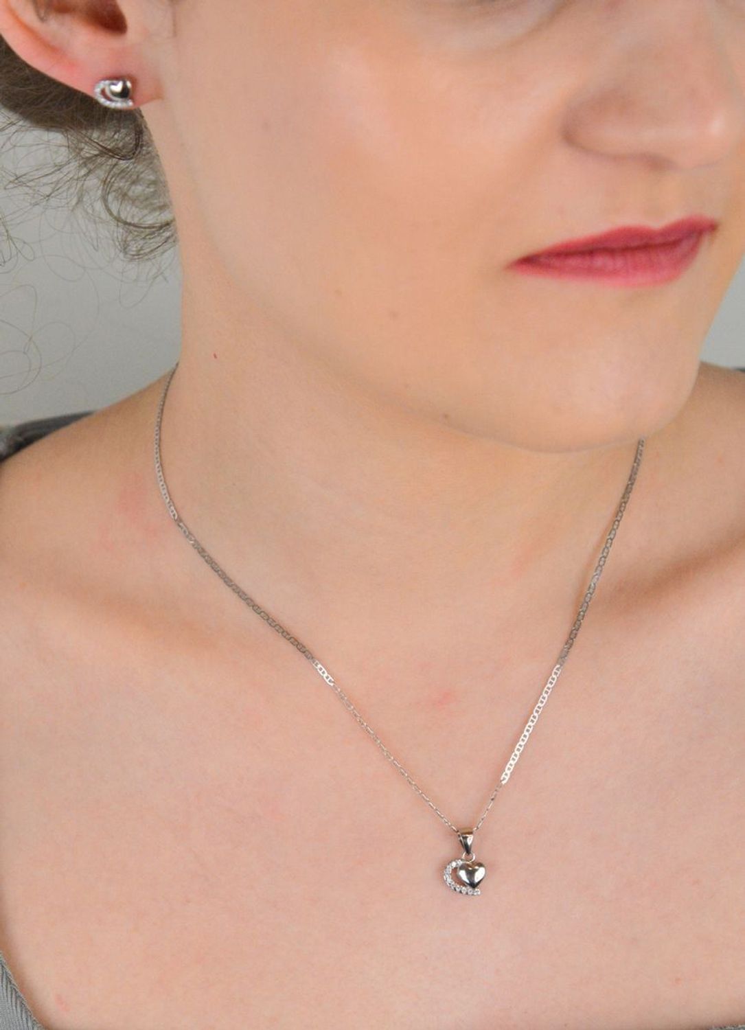 Kolczyki srebrne serduszka zdobione cyrkoniami próba 925, DIA-KLC-6633-925 Te urocze kolczyki w kształcie serduszek to idealny wybór dla miłośników delikatnej, ale pełnej blasku biżuterii1.jpg