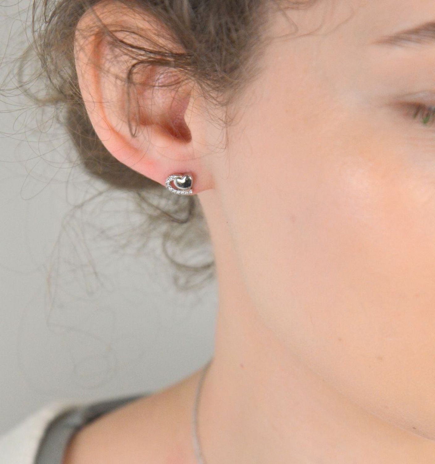 Kolczyki srebrne serduszka zdobione cyrkoniami próba 925, DIA-KLC-6633-925 Te urocze kolczyki w kształcie serduszek to idealny wybór dla miłośników delikatnej, ale pełnej blasku biżuterii1.jpg