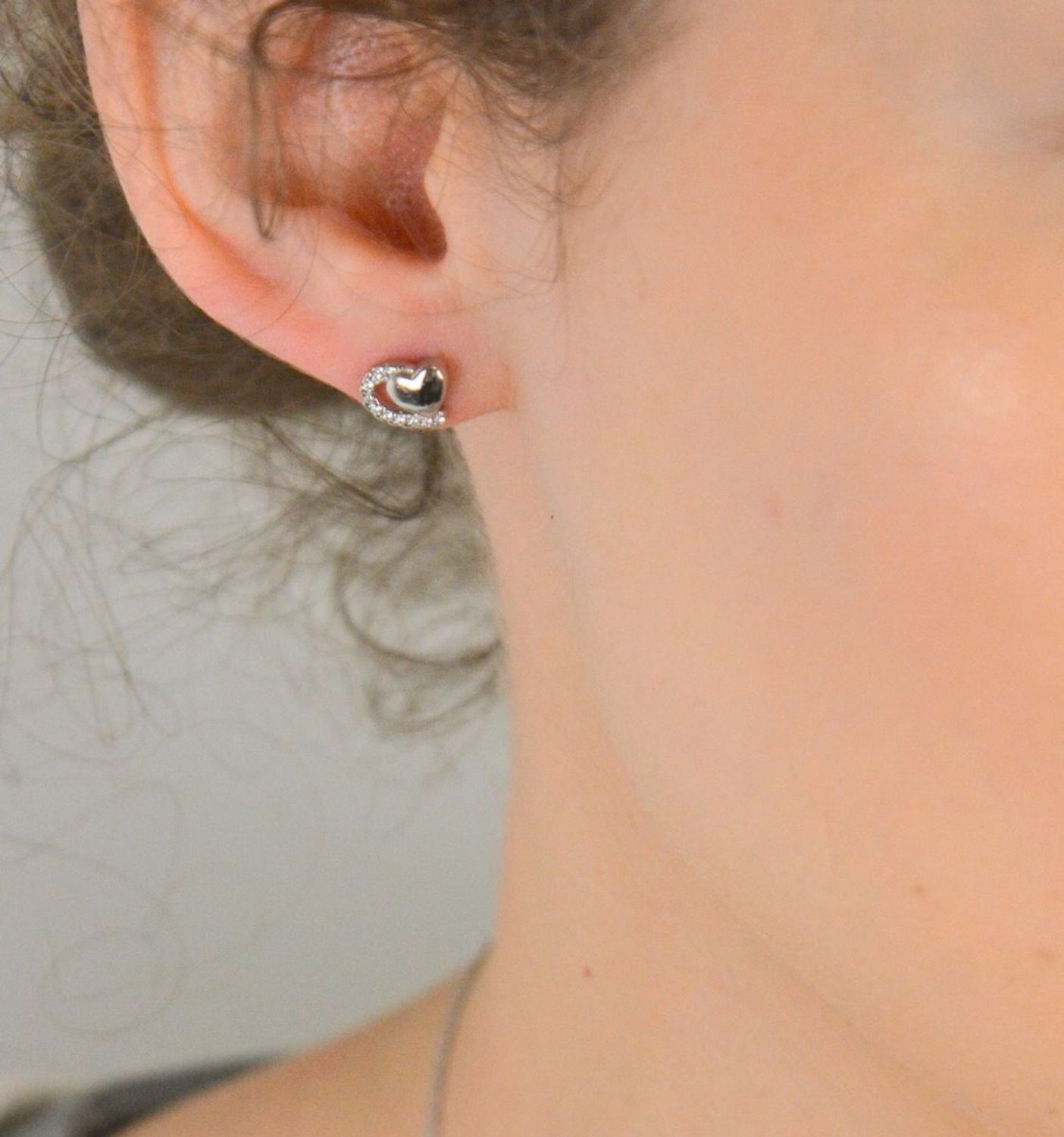 Kolczyki srebrne serduszka zdobione cyrkoniami próba 925, DIA-KLC-6633-925 Te urocze kolczyki w kształcie serduszek to idealny wybór dla miłośników delikatnej, ale pełnej blasku biżuterii1.jpg