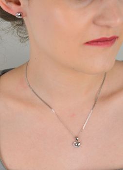 Kolczyki srebrne serduszka zdobione cyrkoniami próba 925, DIA-KLC-6633-925 Te urocze kolczyki w kształcie serduszek to idealny wybór dla miłośników delikatnej, ale pełnej blasku biżuterii (1).JPG