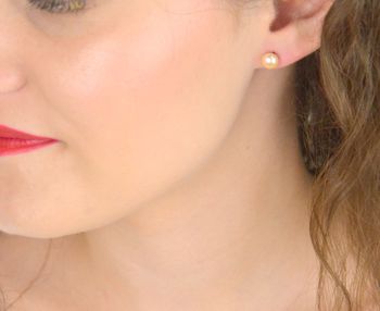 Eleganckie kolczyki z perłą hodowlaną 7 mm w jasnym łososiowym kolorze. Stal szlachetna, zapięcie sztyft. Idealne na prezent lub ślub (2).JPG