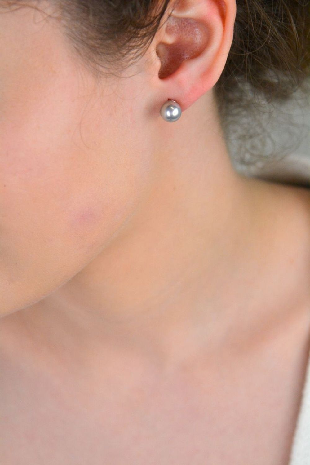 Kolczyki srebrne próba 925 szare perły DIA-KLC-6656-925 Kolczyki srebrne z szarymi perłami (model DIA-KLC-6656-925) to elegancka biżuteria, która łączy klasykę z subtelnym, nowoczesnym akcentem..jpg