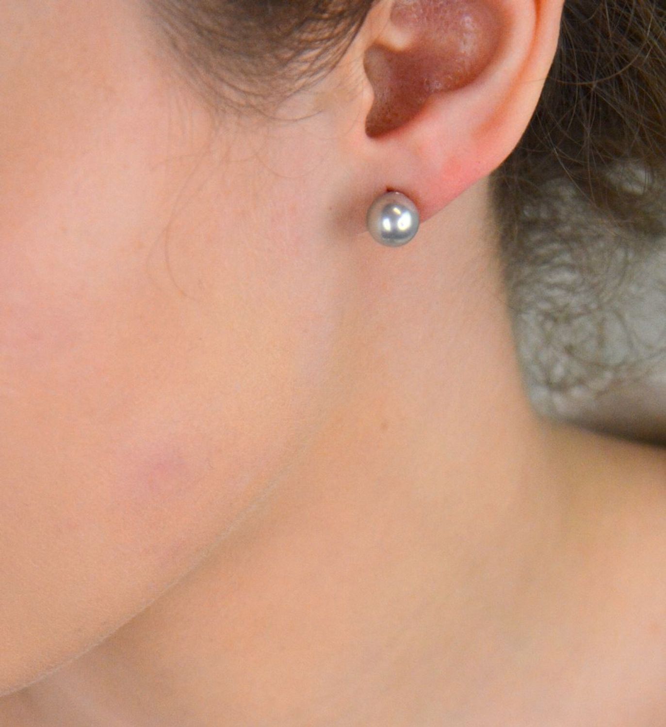 Kolczyki srebrne próba 925 szare perły DIA-KLC-6656-925 Kolczyki srebrne z szarymi perłami (model DIA-KLC-6656-925) to elegancka biżuteria, która łączy klasykę z subtelnym, nowoczesnym akcentem..jpg