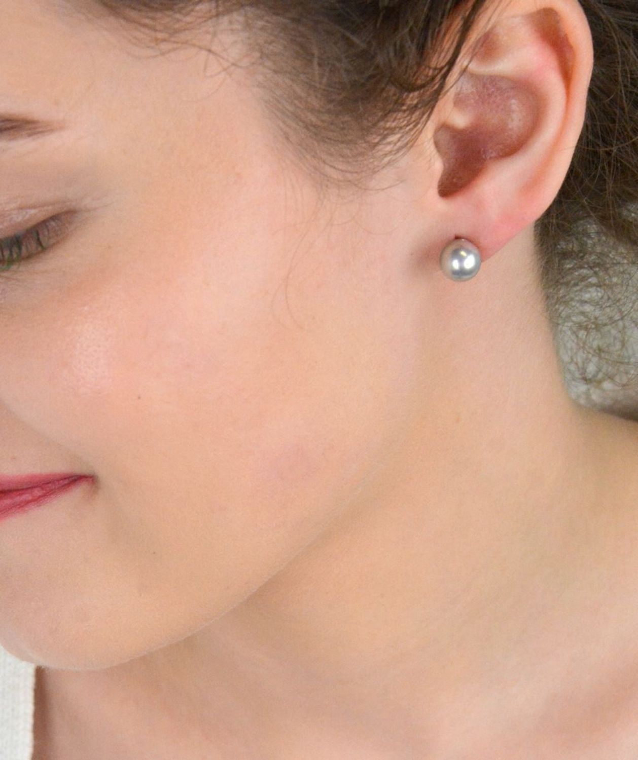 Kolczyki srebrne próba 925 szare perły DIA-KLC-6656-925 Kolczyki srebrne z szarymi perłami (model DIA-KLC-6656-925) to elegancka biżuteria, która łączy klasykę z subtelnym, nowoczesnym akcentem..jpg