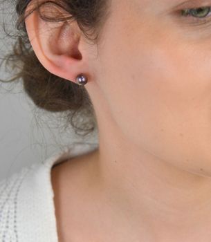 Kolczyki srebrne próba 925 z fioletową perłą DIA-KLC-6657-925 Wyjątkowe kolczyki z fioletową perłą to doskonałe połączenie klasyki i nowoczesnego stylu. Fioletowa perła symbolizuje duchowość, kreatywność i kobiecą siłę – t.JPG