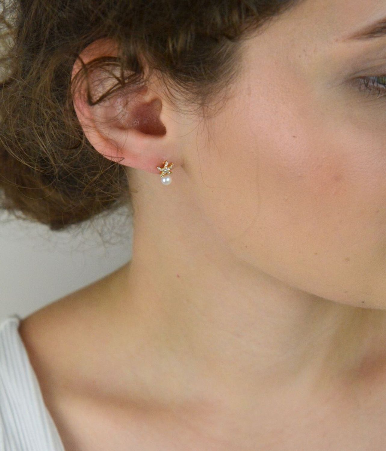 Pozłacane kolczyki srebrne 925 w kształcie rozgwiazdy z perełką. Zapięcie na sztyft, długość 1 cm, szerokość 7 mm. Subtelny morski motyw i kobiecy blask.1.jpg