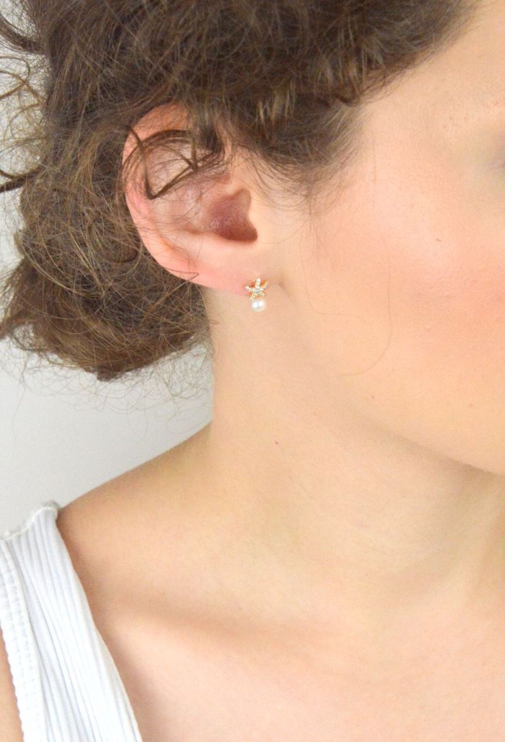 Pozłacane kolczyki srebrne 925 w kształcie rozgwiazdy z perełką. Zapięcie na sztyft, długość 1 cm, szerokość 7 mm. Subtelny morski motyw i kobiecy blask.1.jpg