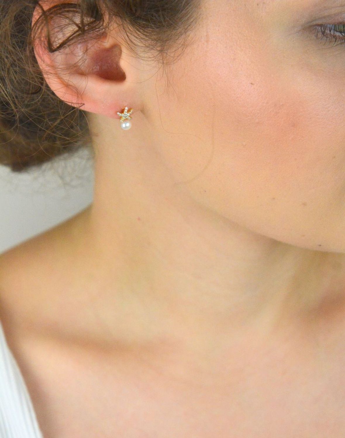 Pozłacane kolczyki srebrne 925 w kształcie rozgwiazdy z perełką. Zapięcie na sztyft, długość 1 cm, szerokość 7 mm. Subtelny morski motyw i kobiecy blask.1.jpg