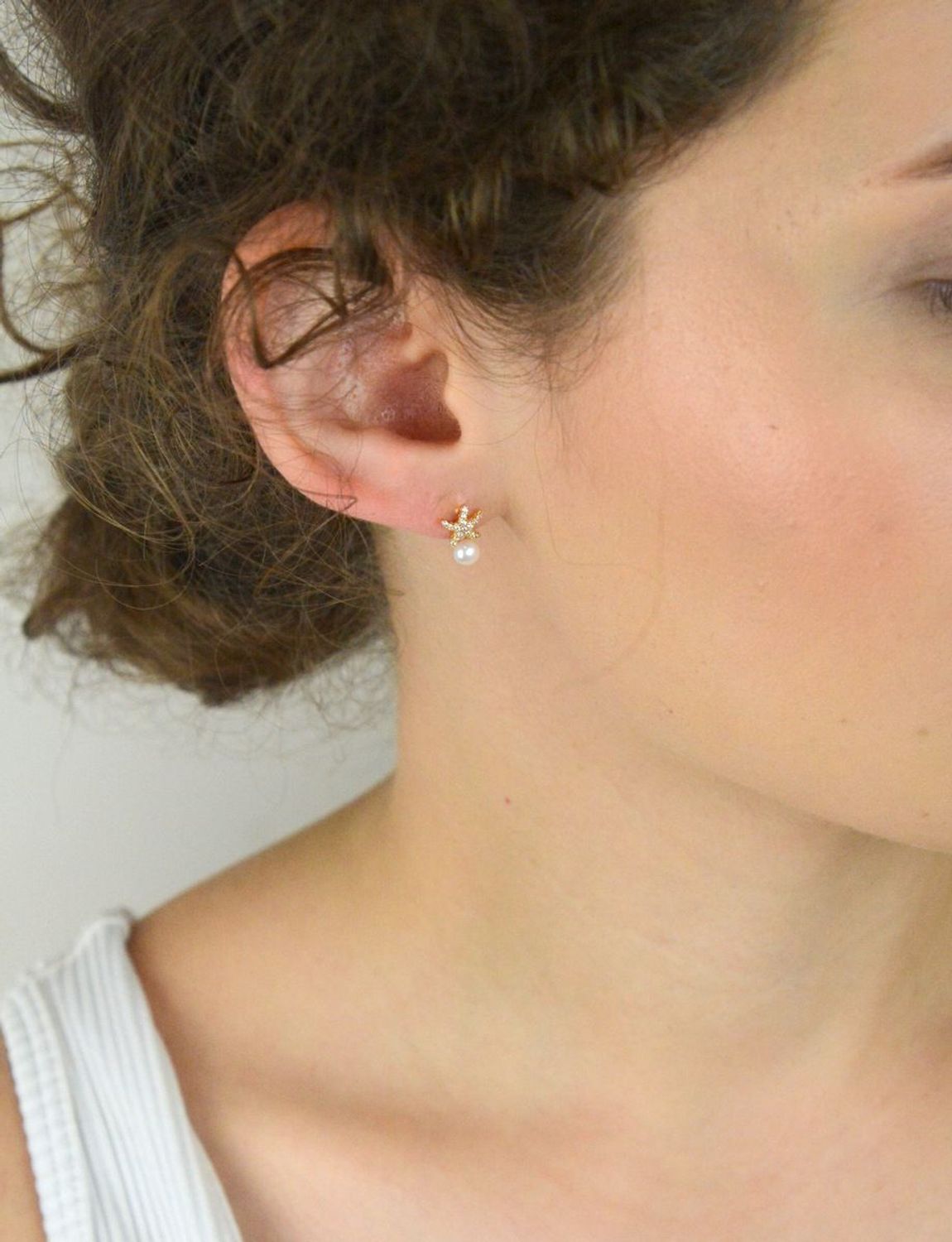 Pozłacane kolczyki srebrne 925 w kształcie rozgwiazdy z perełką. Zapięcie na sztyft, długość 1 cm, szerokość 7 mm. Subtelny morski motyw i kobiecy blask.1.jpg