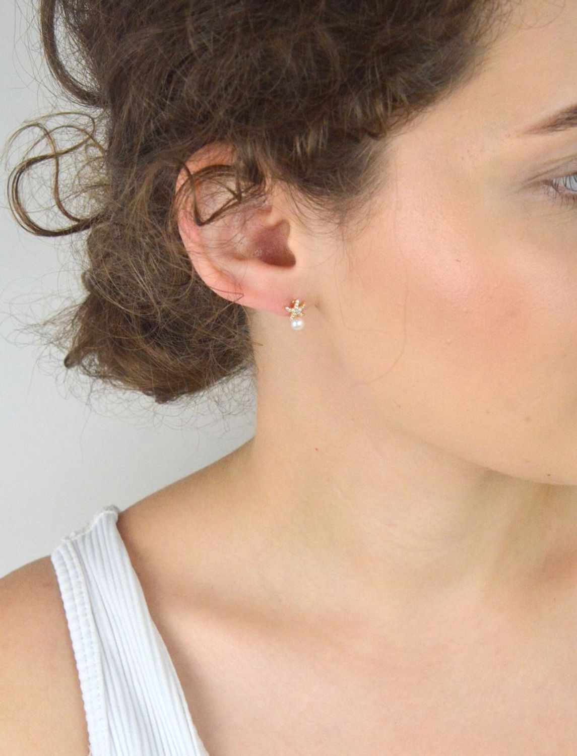 Pozłacane kolczyki srebrne 925 w kształcie rozgwiazdy z perełką. Zapięcie na sztyft, długość 1 cm, szerokość 7 mm. Subtelny morski motyw i kobiecy blask.1.jpg