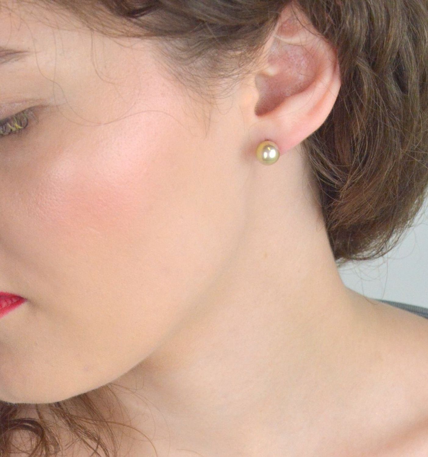 Srebrne kolczyki z perłopławów 8 mm – jasny złocisty odcień, zapięcie sztyft, srebro 925.jpg