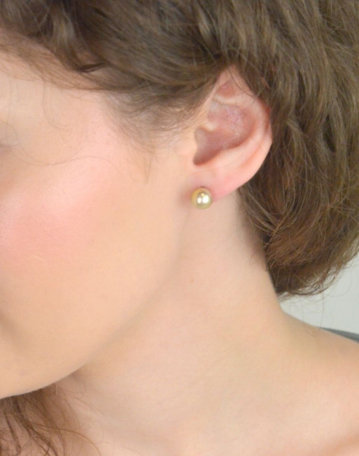 Srebrne kolczyki z perłopławów 8 mm – jasny złocisty odcień, zapięcie sztyft, srebro 925.jpg