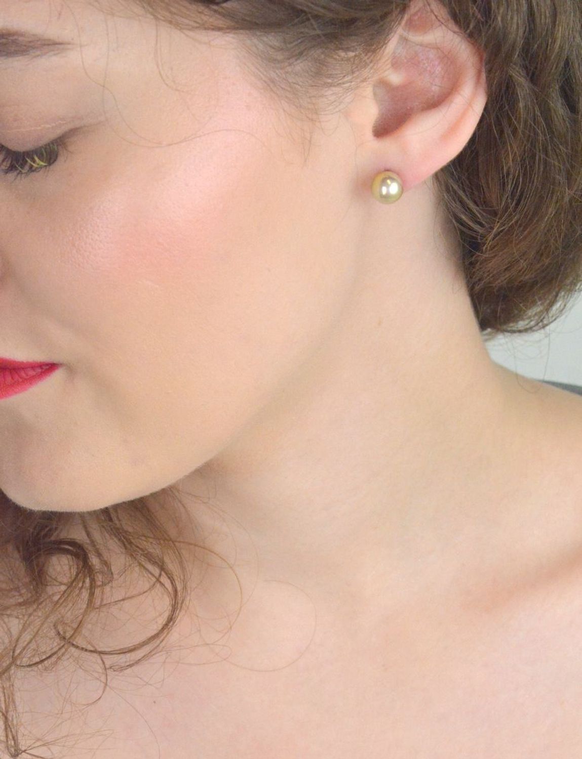 Srebrne kolczyki z perłopławów 8 mm – jasny złocisty odcień, zapięcie sztyft, srebro 925.jpg