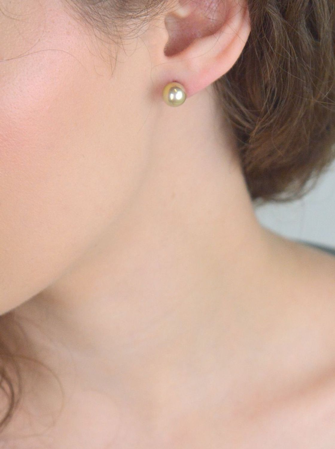 Srebrne kolczyki z perłopławów 8 mm – jasny złocisty odcień, zapięcie sztyft, srebro 925.jpg