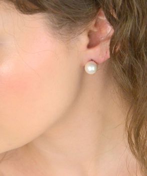 Klasyczne srebrne kolczyki z białą perłą 10 mm z Oceanu Spokojnego. Srebro 925, powłoka ochronna, trwały blask. Idealne na ślub i wyjątkowe okazje (3).JPG