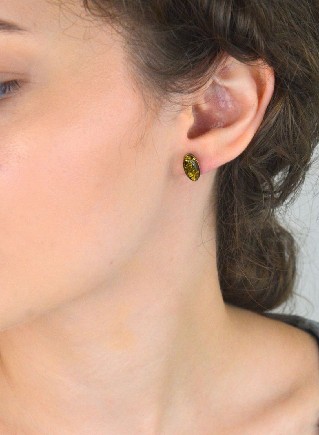 Asymetryczne kolczyki srebrne 925 z bałtyckim bursztynem – jeden zielony, drugi brązowy. Wymiary 1,2 x 0,7 cm, waga 1,61 g, zapięcie na sztyft. Naturalna elegancja i unikalny design.1.jpg