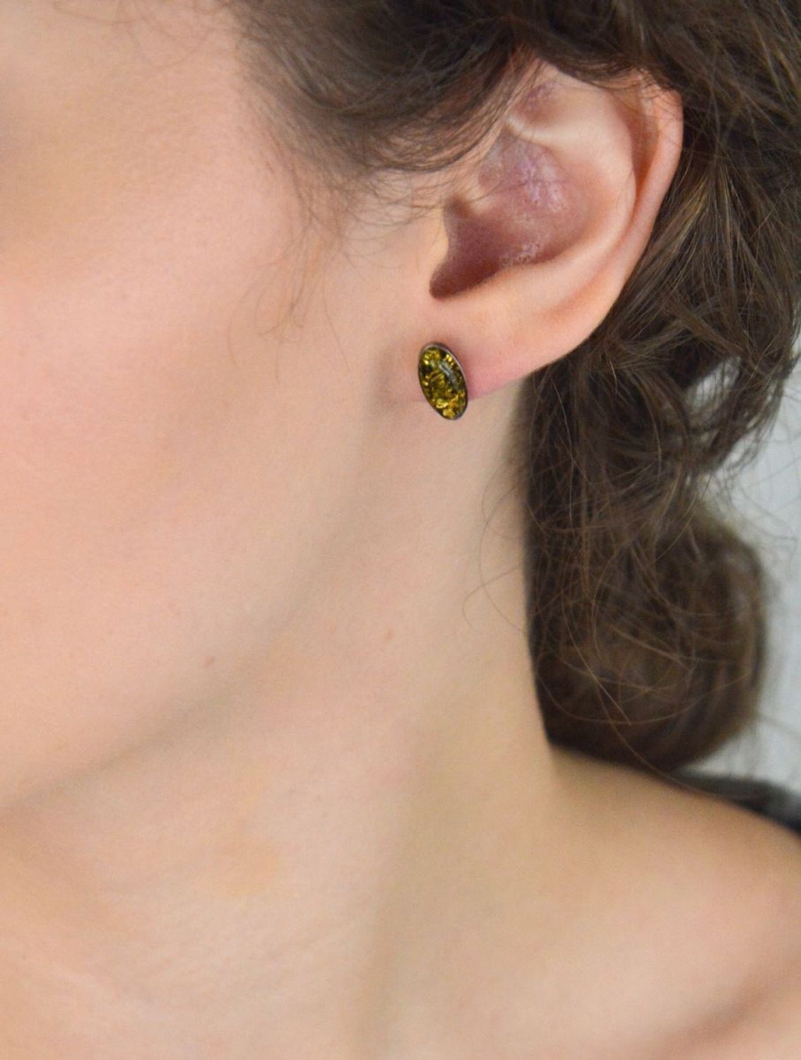 Asymetryczne kolczyki srebrne 925 z bałtyckim bursztynem – jeden zielony, drugi brązowy. Wymiary 1,2 x 0,7 cm, waga 1,61 g, zapięcie na sztyft. Naturalna elegancja i unikalny design.1.jpg