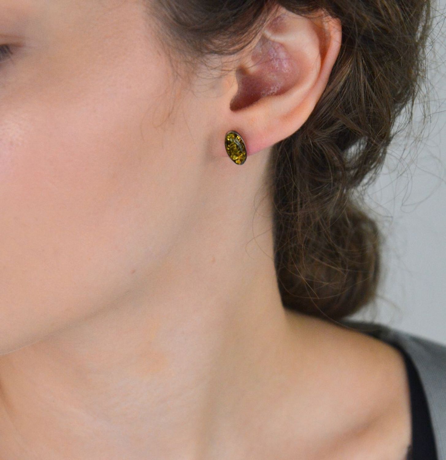 Asymetryczne kolczyki srebrne 925 z bałtyckim bursztynem – jeden zielony, drugi brązowy. Wymiary 1,2 x 0,7 cm, waga 1,61 g, zapięcie na sztyft. Naturalna elegancja i unikalny design.1.jpg