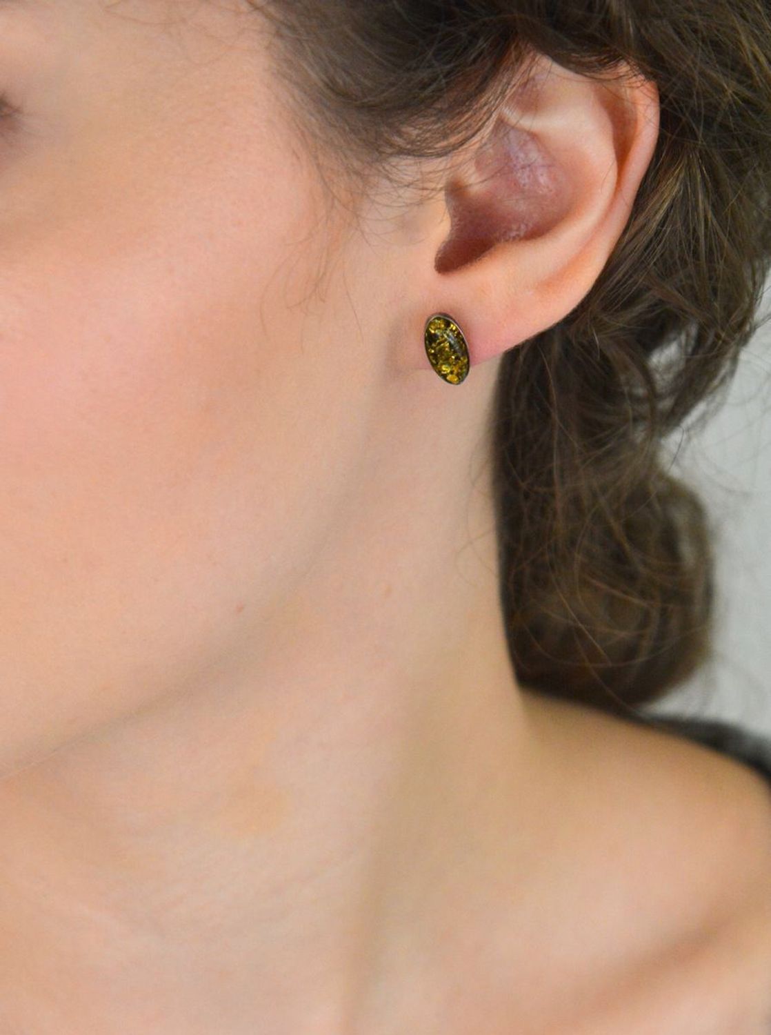 Asymetryczne kolczyki srebrne 925 z bałtyckim bursztynem – jeden zielony, drugi brązowy. Wymiary 1,2 x 0,7 cm, waga 1,61 g, zapięcie na sztyft. Naturalna elegancja i unikalny design.1.jpg