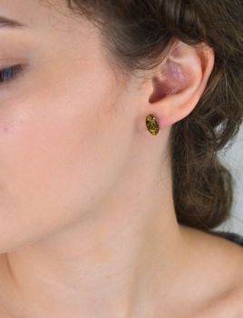 Asymetryczne kolczyki srebrne 925 z bałtyckim bursztynem – jeden zielony, drugi brązowy. Wymiary 1,2 x 0,7 cm, waga 1,61 g, zapięcie na sztyft. Naturalna elegancja i unikalny design (2).JPG