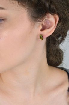 Asymetryczne kolczyki srebrne 925 z bałtyckim bursztynem – jeden zielony, drugi brązowy. Wymiary 1,2 x 0,7 cm, waga 1,61 g, zapięcie na sztyft. Naturalna elegancja i unikalny design (3).JPG