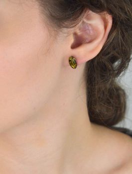 Asymetryczne kolczyki srebrne 925 z bałtyckim bursztynem – jeden zielony, drugi brązowy. Wymiary 1,2 x 0,7 cm, waga 1,61 g, zapięcie na sztyft. Naturalna elegancja i unikalny design (4).JPG