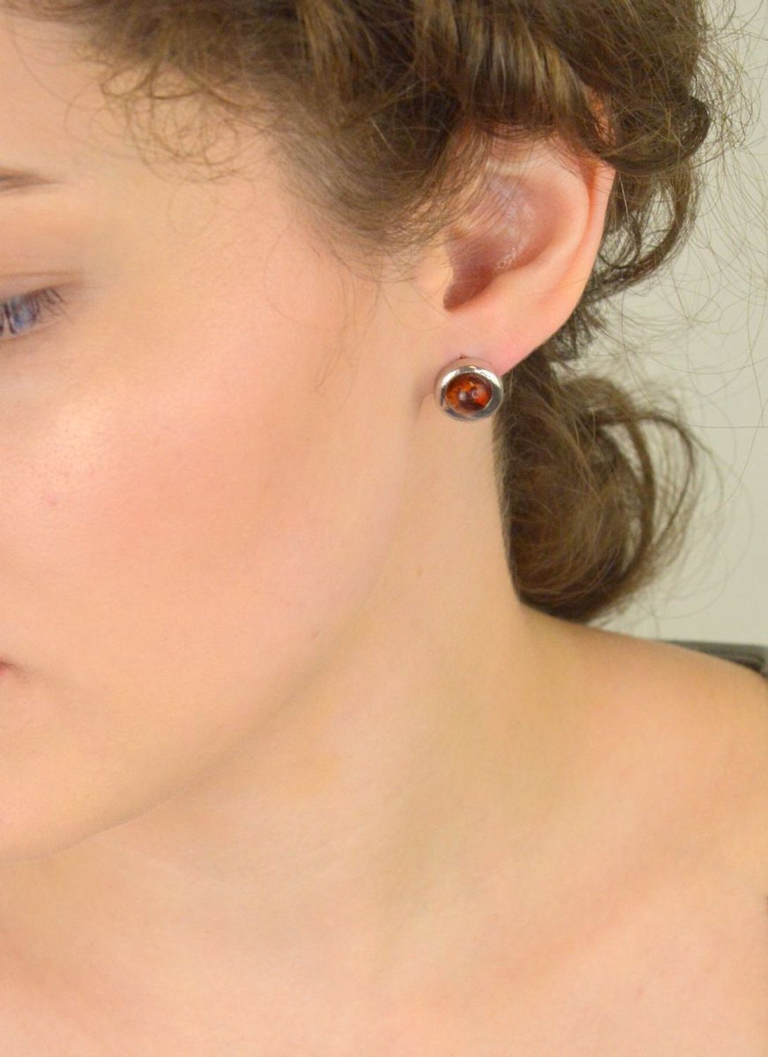 Eleganckie kolczyki srebrne 925 z bursztynem bałtyckim. Wymiary 1,4 cm, waga 3,93 g, zapięcie na sztyft. Idealne na prezent lub codzienny akcent.1.jpg