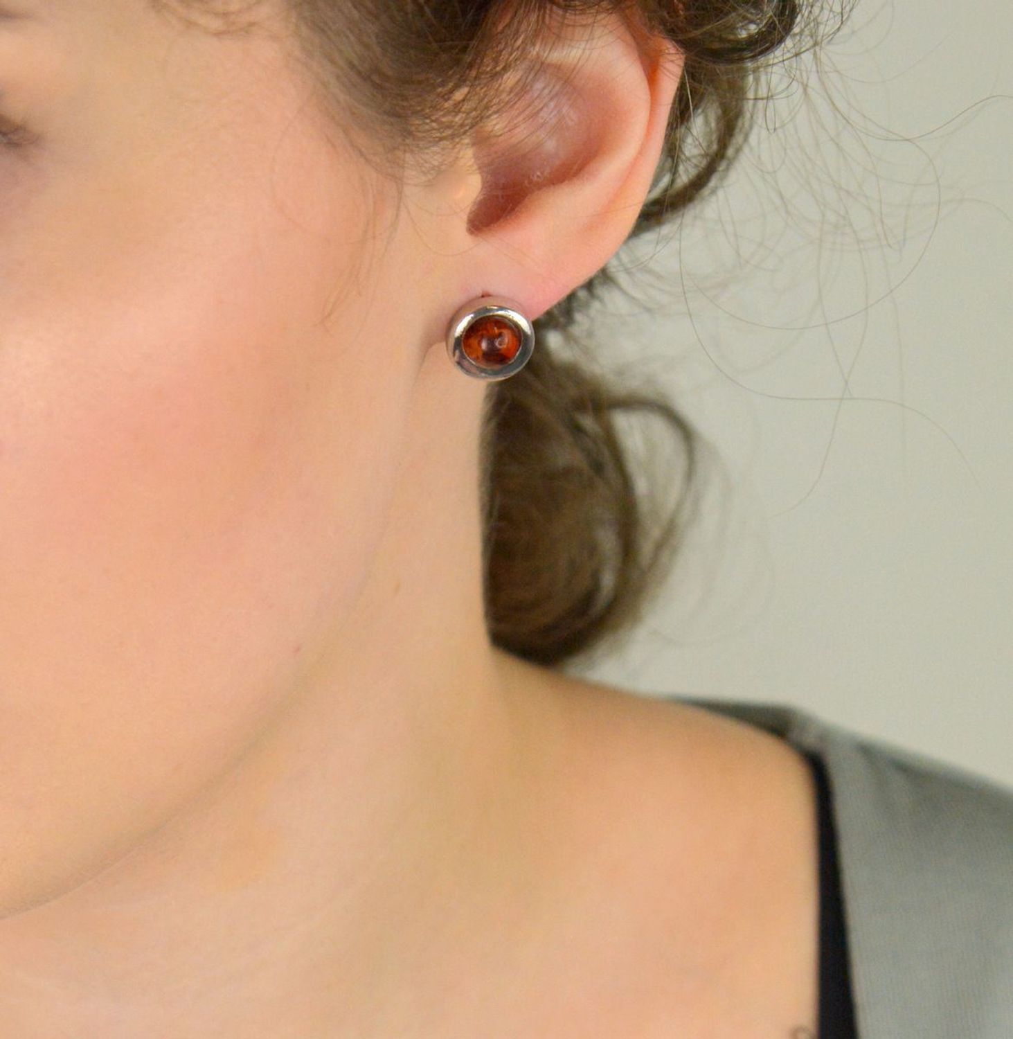 Eleganckie kolczyki srebrne 925 z bursztynem bałtyckim. Wymiary 1,4 cm, waga 3,93 g, zapięcie na sztyft. Idealne na prezent lub codzienny akcent.1.jpg