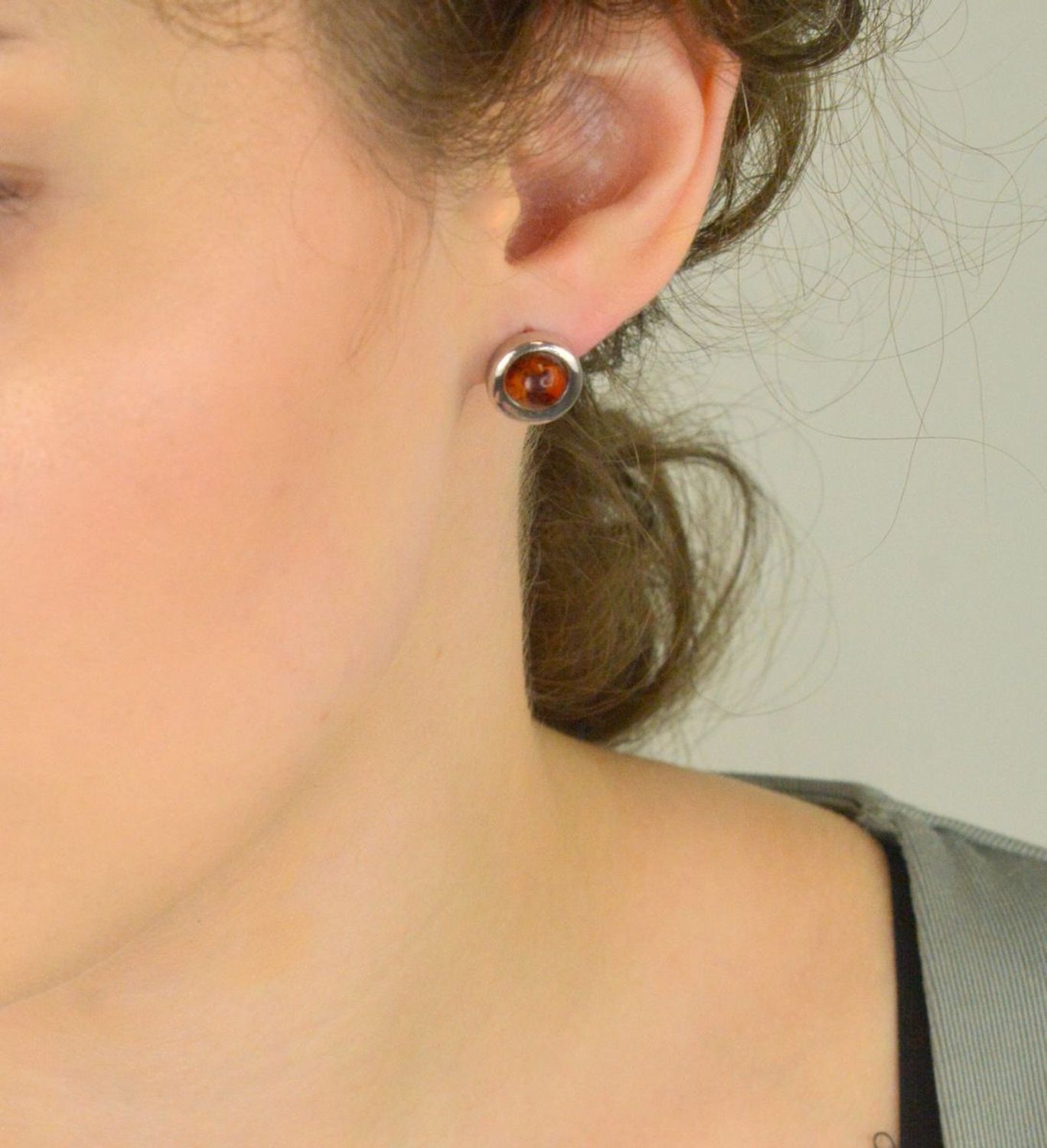 Eleganckie kolczyki srebrne 925 z bursztynem bałtyckim. Wymiary 1,4 cm, waga 3,93 g, zapięcie na sztyft. Idealne na prezent lub codzienny akcent.1.jpg