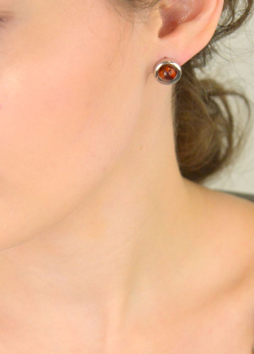 Eleganckie kolczyki srebrne 925 z bursztynem bałtyckim. Wymiary 1,4 cm, waga 3,93 g, zapięcie na sztyft. Idealne na prezent lub codzienny akcent.1.jpg