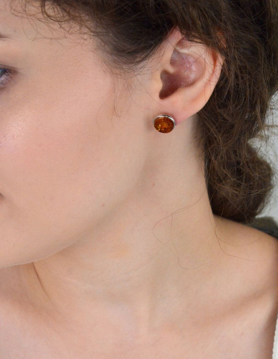 Okrągłe srebrne kolczyki z brązowym bursztynem, próba 925. Stylowe, lekkie i wygodne – idealne na co dzień lub prezent. Sprawdź DIA-KLC-6671-925!1.jpg