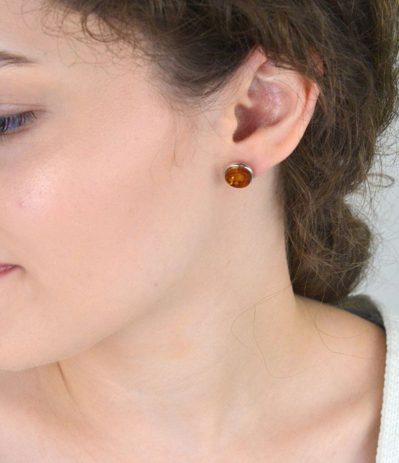 Okrągłe srebrne kolczyki z brązowym bursztynem, próba 925. Stylowe, lekkie i wygodne – idealne na co dzień lub prezent. Sprawdź DIA-KLC-6671-925!1.jpg