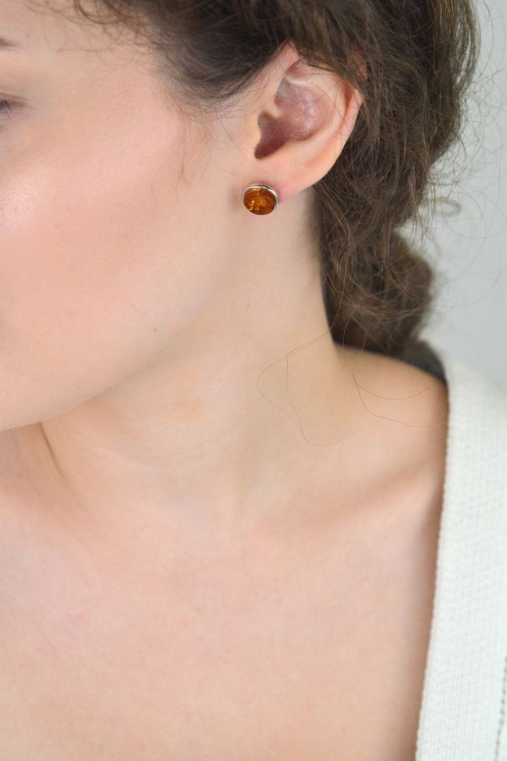 Okrągłe srebrne kolczyki z brązowym bursztynem, próba 925. Stylowe, lekkie i wygodne – idealne na co dzień lub prezent. Sprawdź DIA-KLC-6671-925!1.jpg