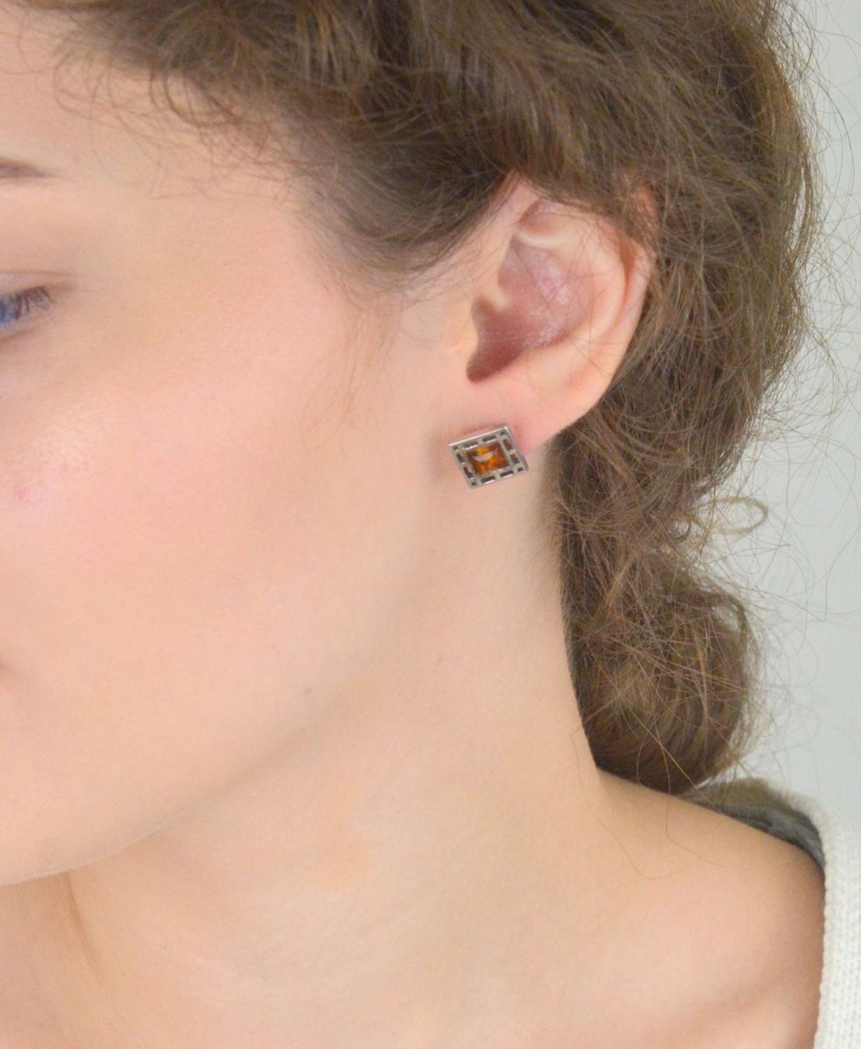 Srebrne kolczyki próby 925, kwadratowe z bursztynem w brązowym kolorze. Eleganckie, wygodne i wyraziste – model DIA-KLC-6672-925. Sprawdź!1.jpg