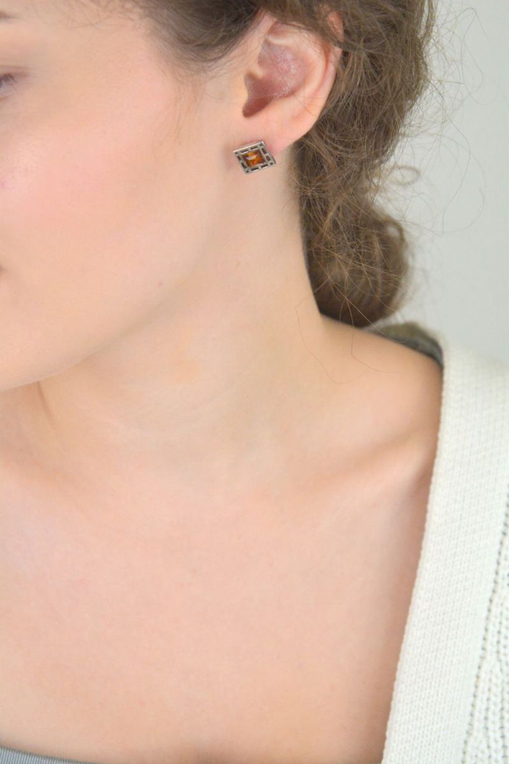 Srebrne kolczyki próby 925, kwadratowe z bursztynem w brązowym kolorze. Eleganckie, wygodne i wyraziste – model DIA-KLC-6672-925. Sprawdź!1.jpg