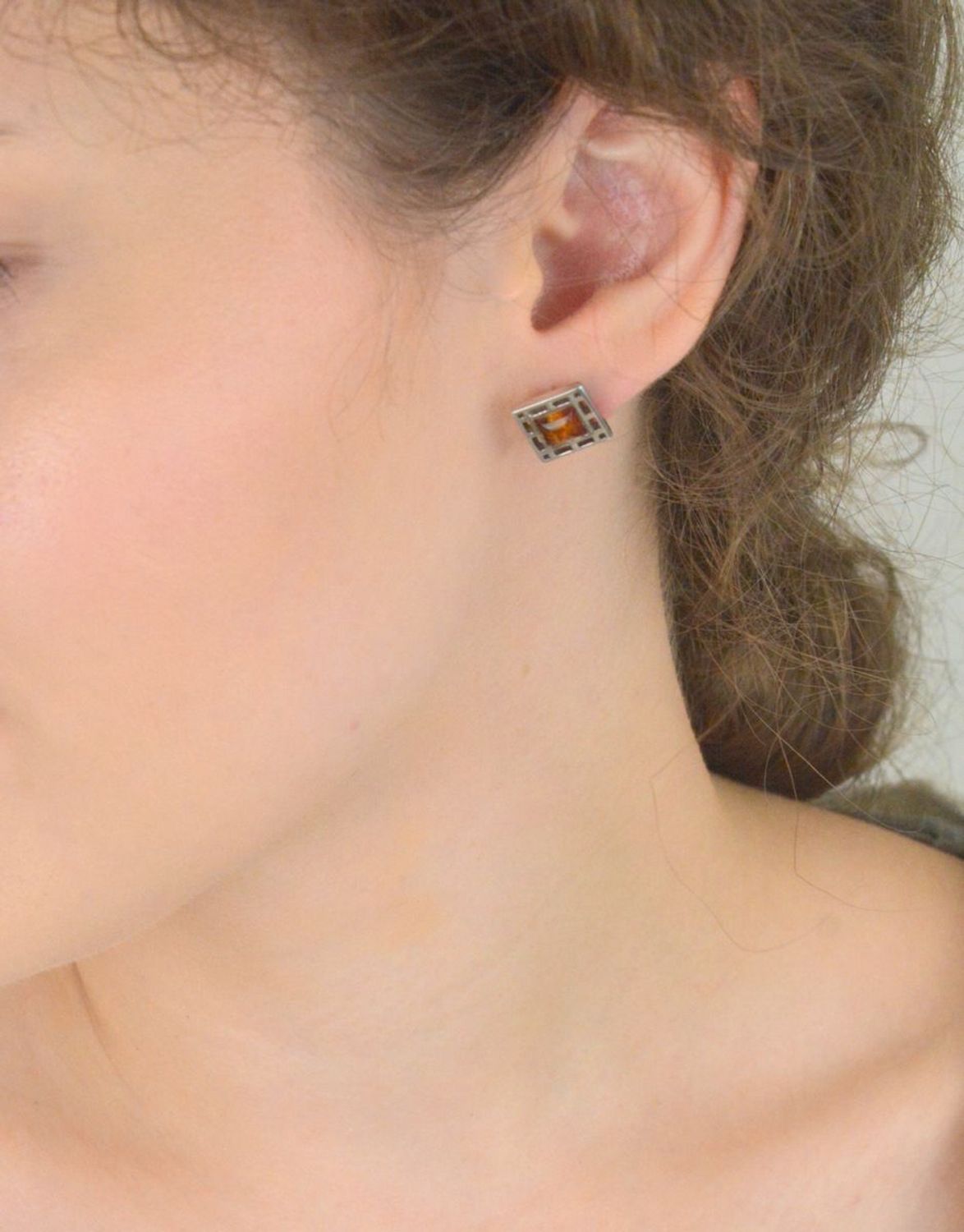 Srebrne kolczyki próby 925, kwadratowe z bursztynem w brązowym kolorze. Eleganckie, wygodne i wyraziste – model DIA-KLC-6672-925. Sprawdź!1.jpg