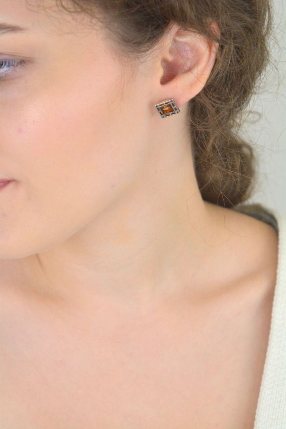 Srebrne kolczyki próby 925, kwadratowe z bursztynem w brązowym kolorze. Eleganckie, wygodne i wyraziste – model DIA-KLC-6672-925. Sprawdź!1.jpg