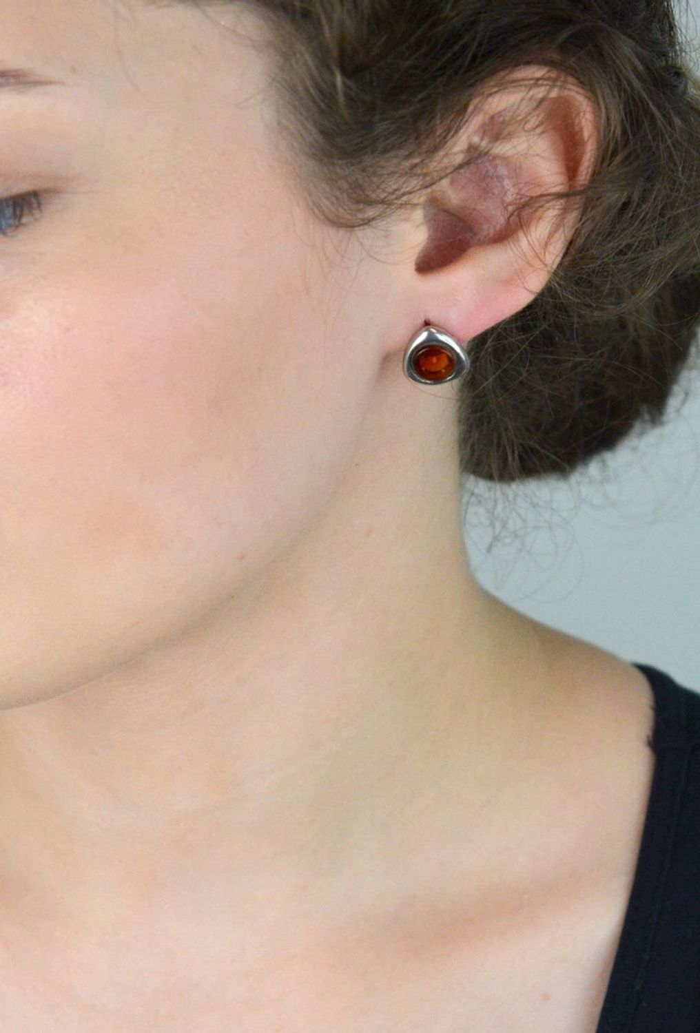 Srebrne kolczyki trójkątne z bursztynem  Srebro 925  Kolczyki damskie.jpg