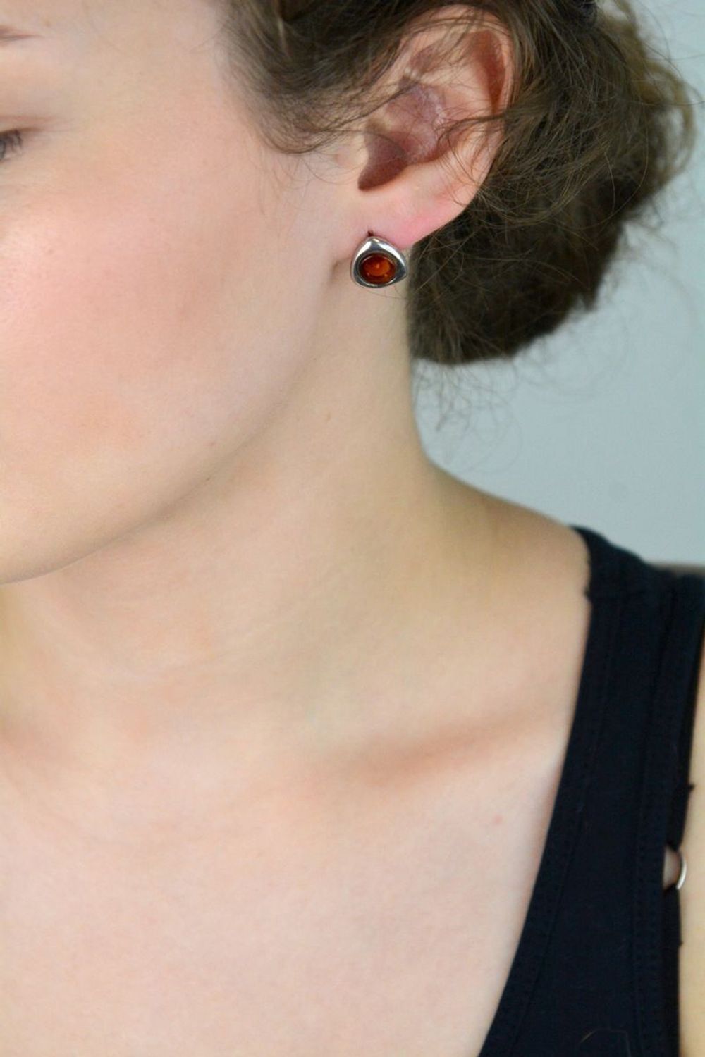 Srebrne kolczyki trójkątne z bursztynem  Srebro 925  Kolczyki damskie.jpg