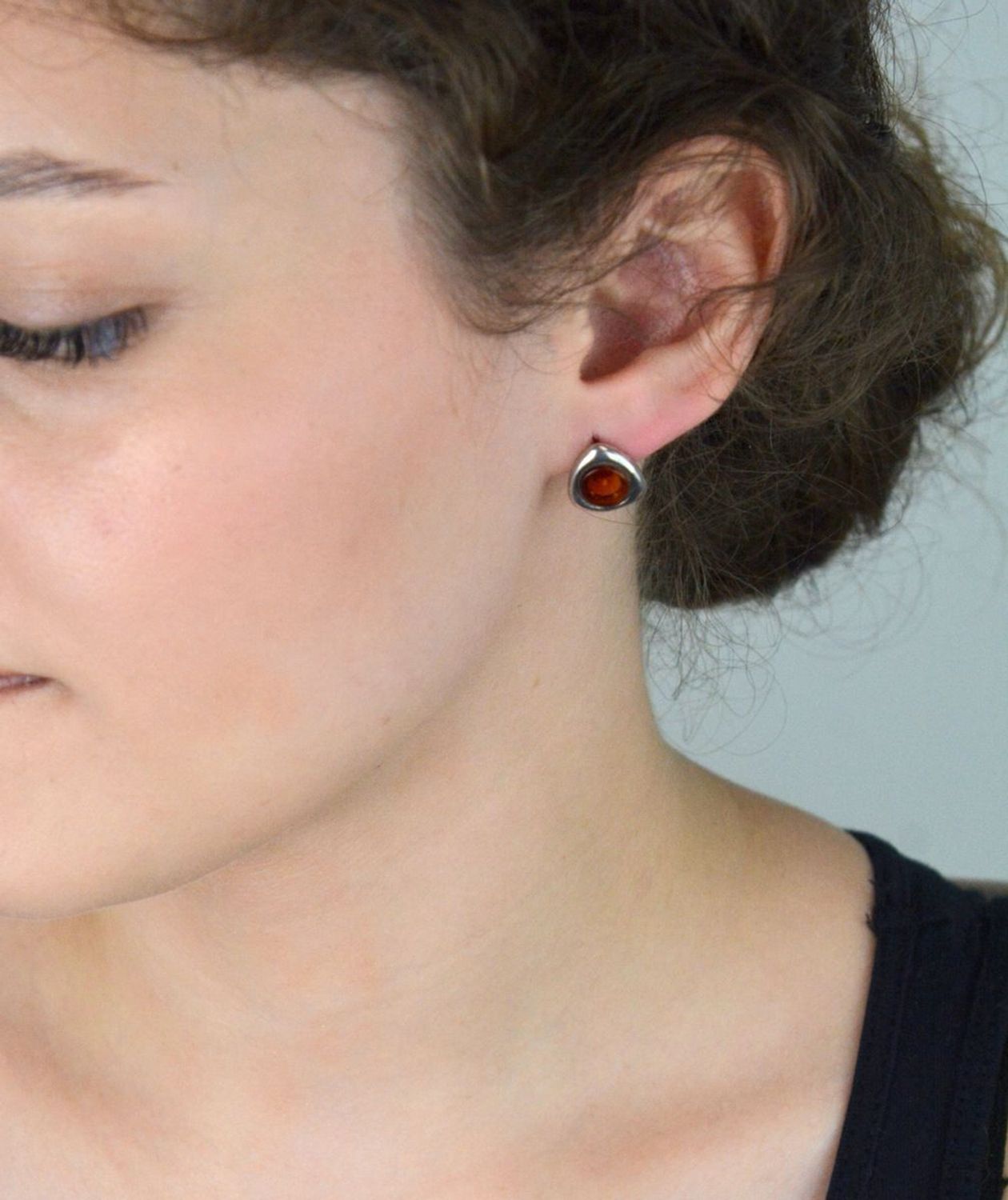 Srebrne kolczyki trójkątne z bursztynem  Srebro 925  Kolczyki damskie.jpg