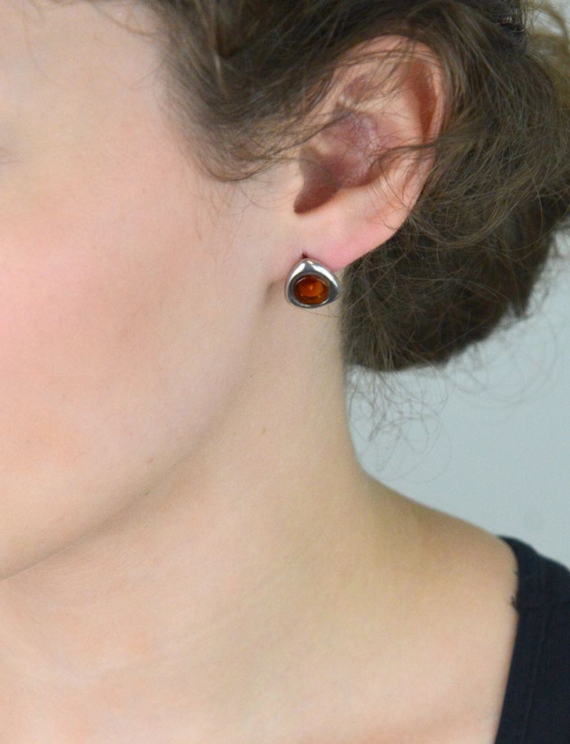 Srebrne kolczyki trójkątne z bursztynem  Srebro 925  Kolczyki damskie.jpg