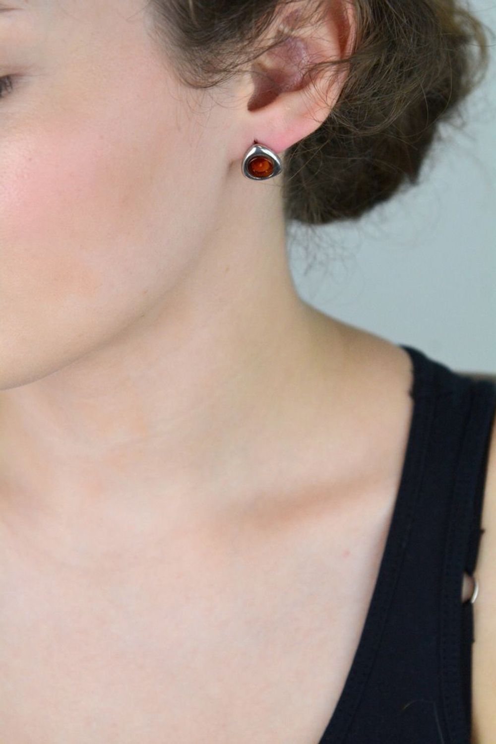 Srebrne kolczyki trójkątne z bursztynem  Srebro 925  Kolczyki damskie.jpg
