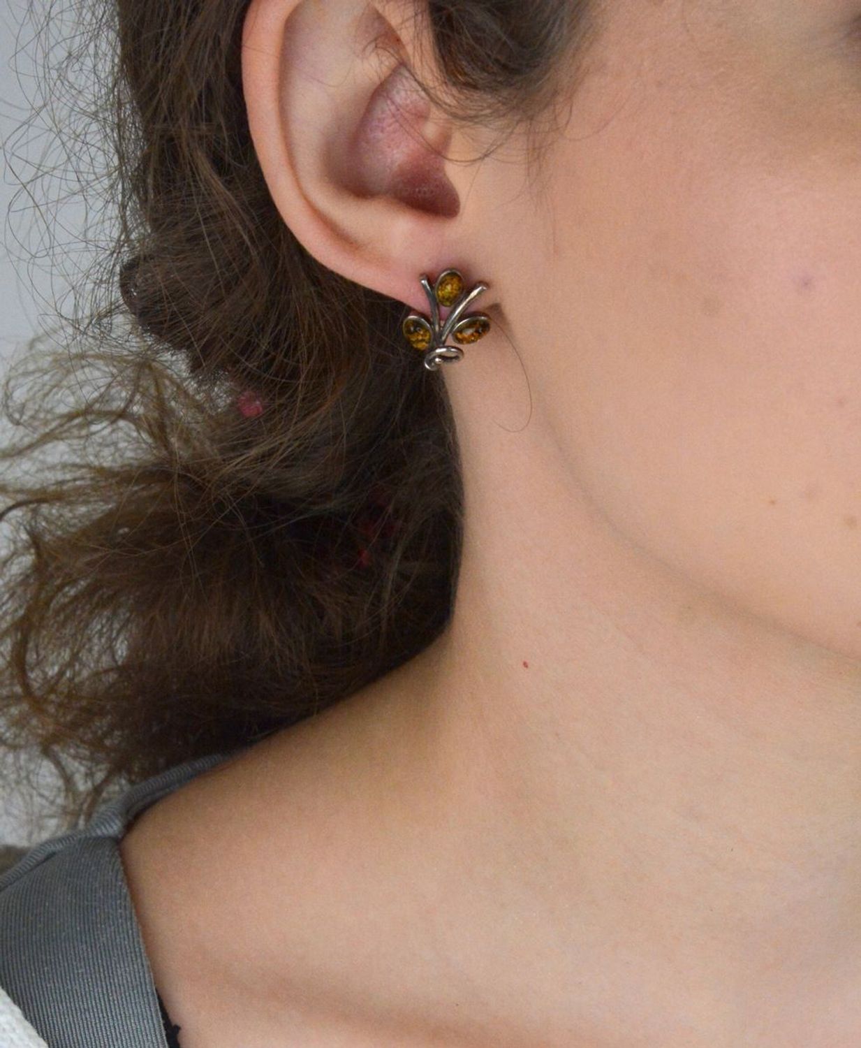 Eleganckie srebrne kolczyki z trzema bursztynami, próba 925. Stylowe i lekkie – idealne na każdą okazję. Sprawdź model DIA-KLC-6675-925.1.jpg