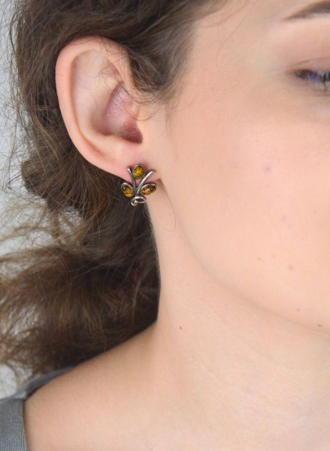 Eleganckie srebrne kolczyki z trzema bursztynami, próba 925. Stylowe i lekkie – idealne na każdą okazję. Sprawdź model DIA-KLC-6675-925.1.jpg