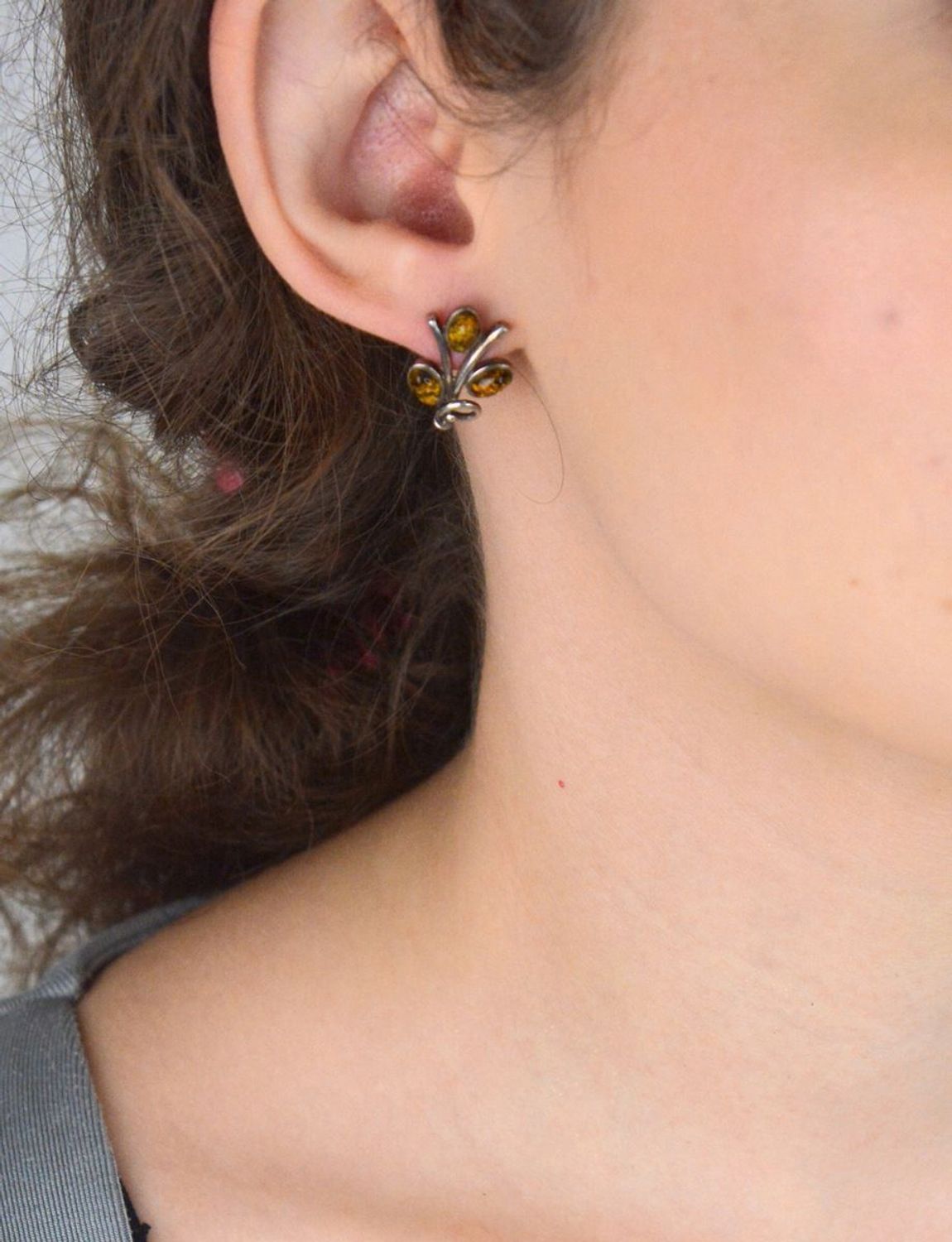 Eleganckie srebrne kolczyki z trzema bursztynami, próba 925. Stylowe i lekkie – idealne na każdą okazję. Sprawdź model DIA-KLC-6675-925.1.jpg