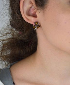 Eleganckie srebrne kolczyki z trzema bursztynami, próba 925. Stylowe i lekkie – idealne na każdą okazję. Sprawdź model DIA-KLC-6675-925 (1).JPG